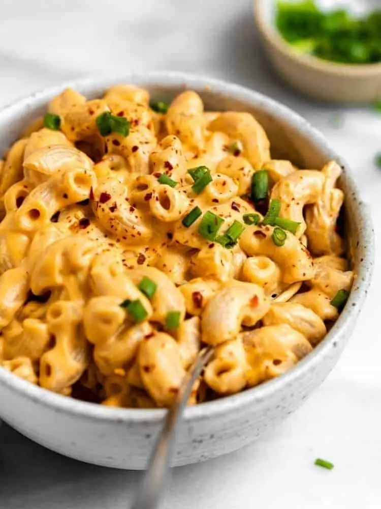 buffalo mac and cheese in a bowl