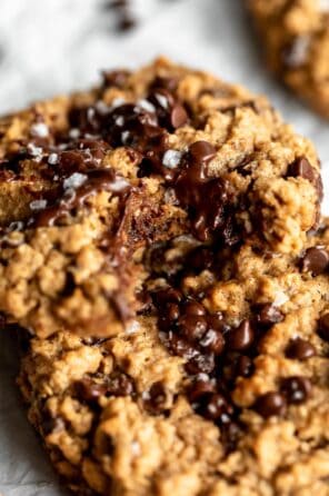 vegan-gluten-free-oatmeal-chocolate-chip-cookies-8